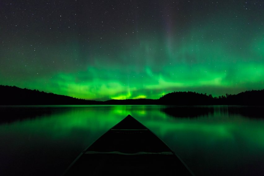 گری فیدلر توانست این تصویر زیبا از شفق شمالی را در حال قایق سواری در کانادا به ثبت برساند. فینالیست دسته ی "توریسم پایدار"