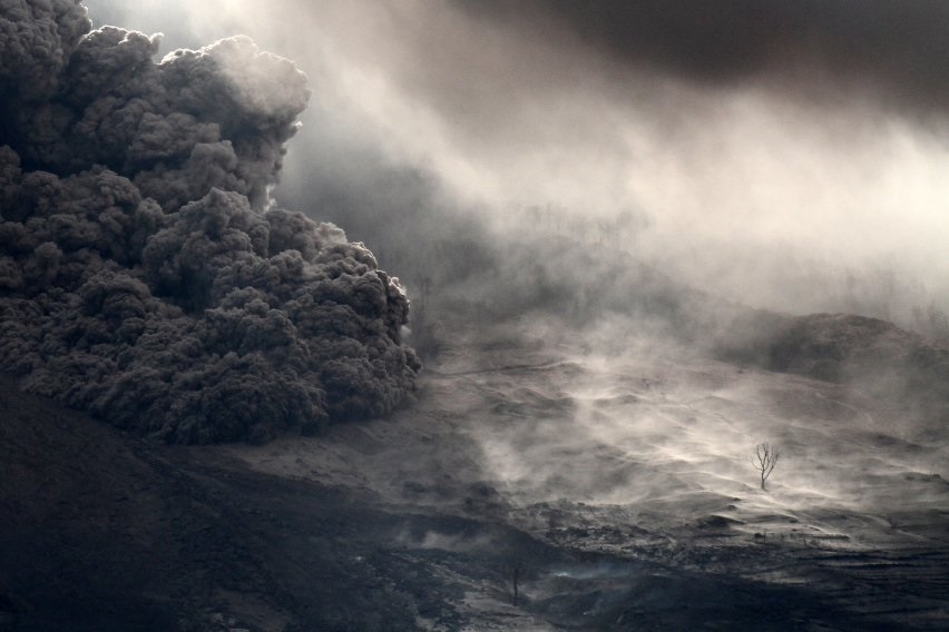 جریان مواد آتشفشانی از کوه سنابونگ در شمال سوماترا، اندونزی. فینالیست دسته ی "جهان طبیعت"
