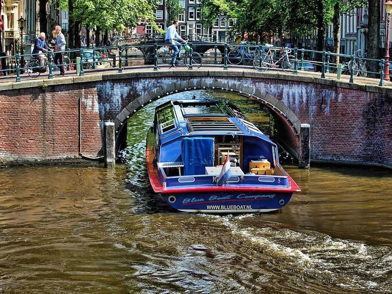  آمستردام آمستردام نیز در این لیست قرار گرفته، چرا که هلندی ها قصد دارند ایده ی ماشین های خودران را در جامعه القا کنند. 
