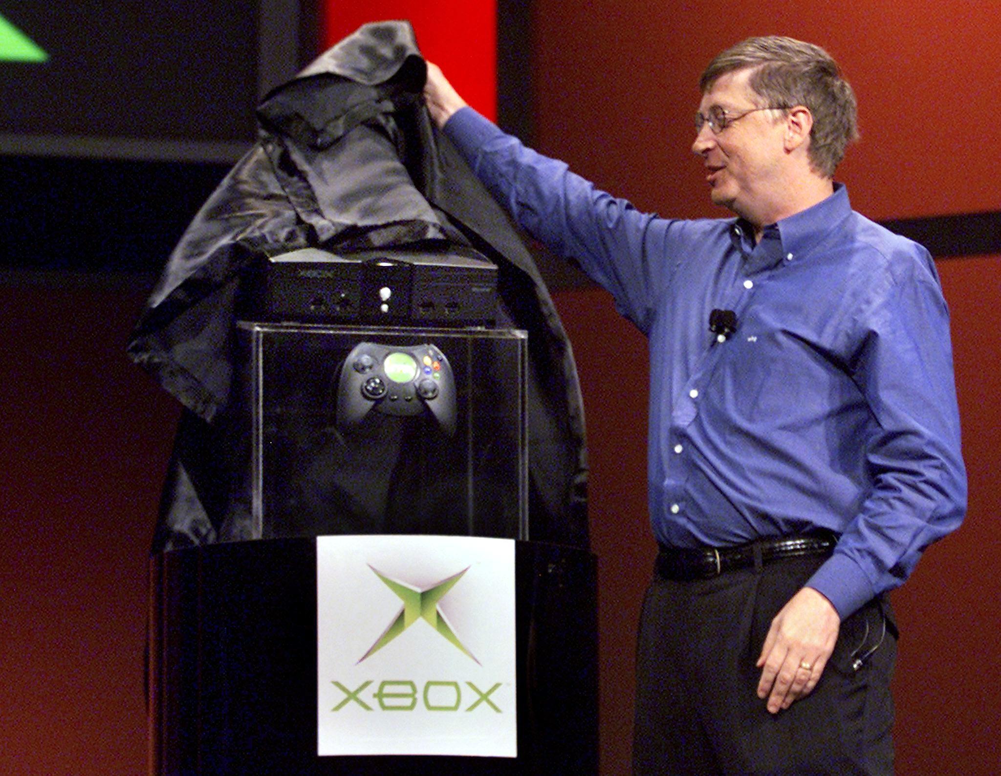 گیتس در نمایشگاه الکترونیکی مصرفی در لاس وگاس در تاریخ ۶ ژانویه سال ۲۰۰۱ از کنسول بازی ویدئویی ایکس باکس رونمایی کرد. ایکس باکس در پاییز سال ۲۰۰۱ راه اندازی شد.