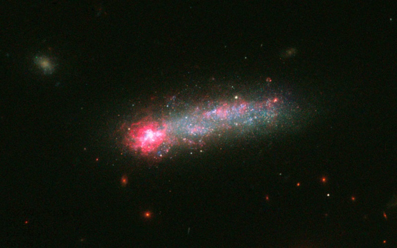 آتش بازی ستاره ای که مشاهده می کنید در واقع آتش گرفتن انتهای کهکشان کوچک Kiso 5639 را نشان می دهد.