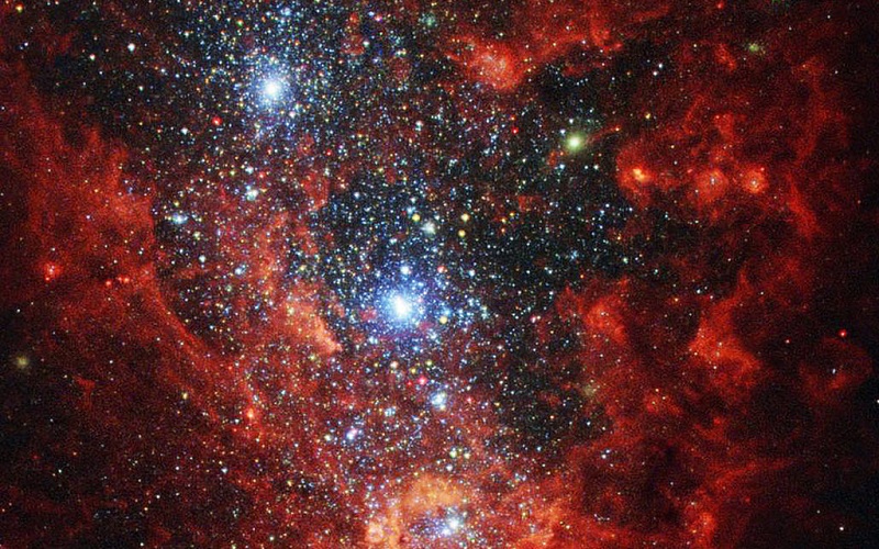 در این تصویر کهکشانی با ستاره های انفجاری را مشاهده می کنید که با نام NGC 1569 شناخته می شود؛ کهکشان نامبرده بستر گرم شکل گیری ستاره های نیرومند است.