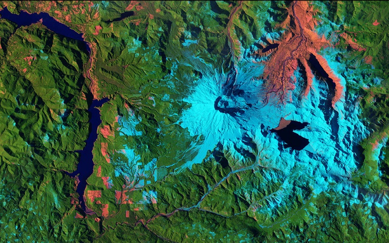  ماهواره ی Sentinal-2A این تصویر از کوه St Helens در واشنگتن را به ثبت رسانده است. (رنگ آمیزی این تصویر واقعی نیست) پوشش برف در رنگ آبی و مناطقی که پوشش گیاهی کمی دارند با رنگ صورتی نشان داده شده است.