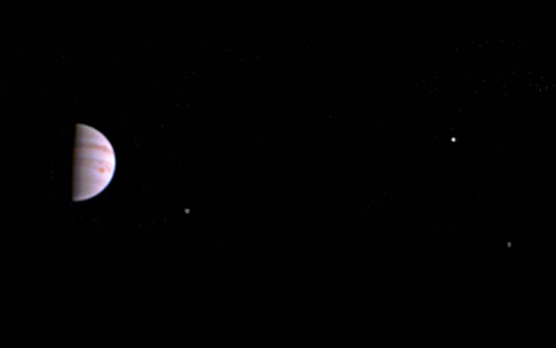 این اولین تصویری است که فضاپیمای جونو بعد از ورود به مدار سیاره ی مشتری در 5 جولای، به ثبت رسانده و آن را ارسال کرده است.