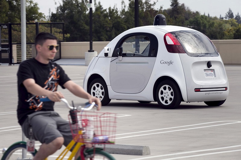 ماشین خودران گوگل می تواند علامت هایی که دوچرخه سواران با دست خود به رانندگان می دهند را تشخیص دهد.