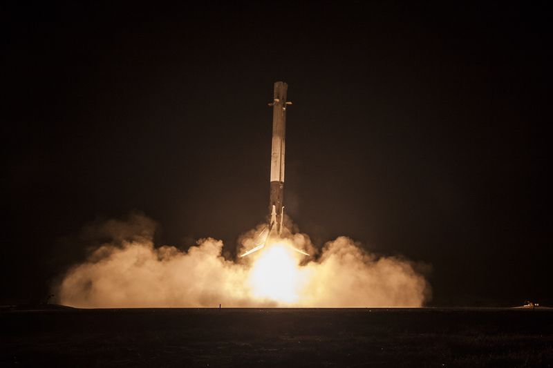 موشک فالکون 9 اسپیس ایکس پس از پرتاب برای ارسال ماهواره Orbcomm به مدار نزدیک زمین، بر روی زمین فرود آمد.