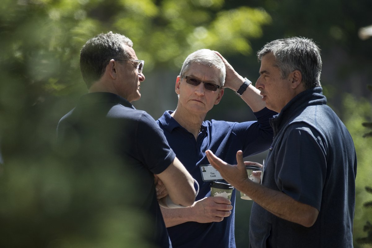 در این عکس نیز تیم کوک را می بینید که با نائب رئیس ارشد اپل، Eddy Cue و یک نفر دیگر در حال مکالمه است.