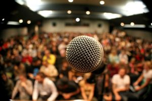 راه های افزایش ترافیک وب سایت - در کنفرانس ها حضور به عمل آورید