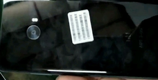 امروز تصویر جدیدی از گوشی Xiaomi Mi 5s Plus در چین به بیرون درز کرد. این تصویر از کیفیت چندان خوبی برخوردار نبوده و ما تنها می توانیم محل قرار گیری سنسور دوربین پشتی آن را ببینیم که کمی متفاوت از پرچمدار شیائومی می 5 به نظر می رسد