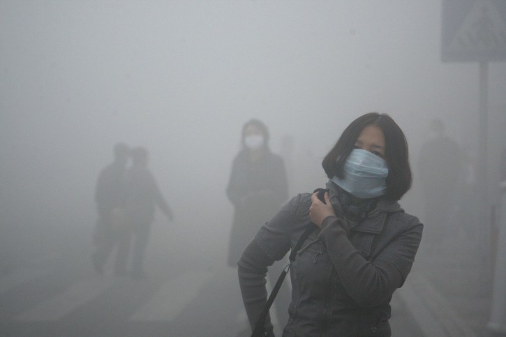 میزان آلودگی هوا در پکن، پایتخت چین، اغلب به بیش از سه برابر حد غیرمجاز می رسد و از مرز خطر برای تنفس شهروندان می گذرد. 