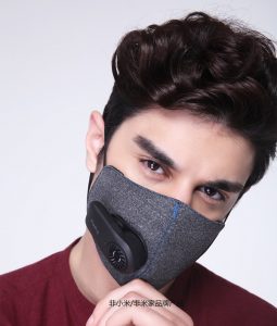 شرکت شیائومی برای الودگی هوای دنیا و مخصوصا آلودگی هوای تهران یک ماسک تنفسی ساخته است. این ماسک تنفسی دارای ویژگیهایی متفاوت نسبت به دیگر ماسکها دارد.