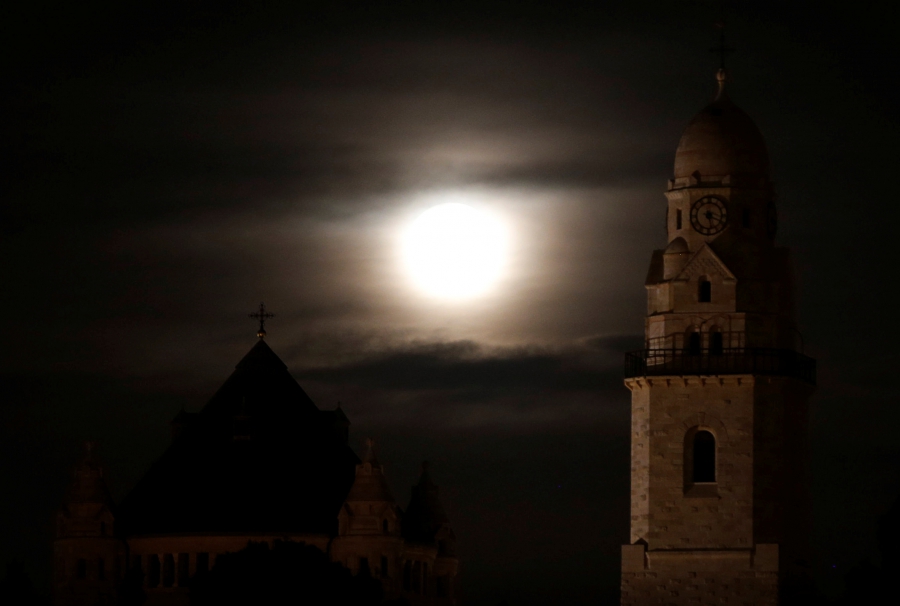 رژیم اشغالگر قدس، ابر ماه از بنای تاریخی دورمیشن ابی در کوه صهیون، در کنار شهر قدیمی اورشلیم. عکاس: رانون زویلون / رویترز