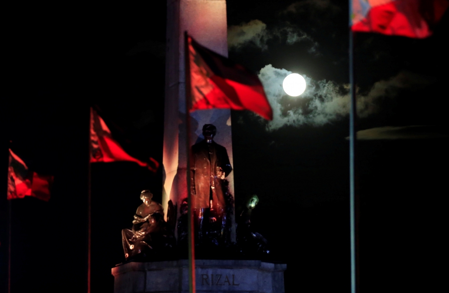 فیلیپین، وزش باد به پرچم های کشور فلیپین در پشت بنای تاریخی خوزه ریزال در مترو مانیل، فیلیپین. عکاس: رومئو رانوکو/ رویترز