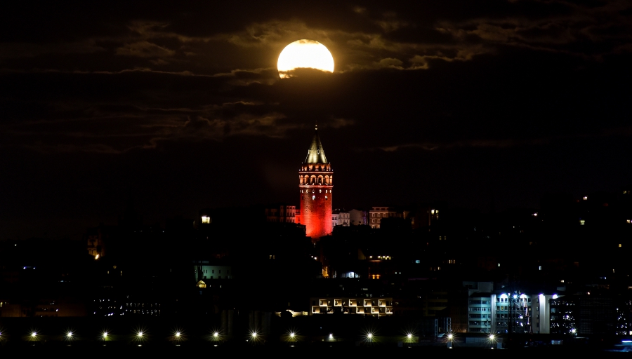 ترکیه، ابرماه بر روی برج تاریخی گالاتا، استانبول، ترکیه، عکاس: یاگیز کاراهان/ رویترز