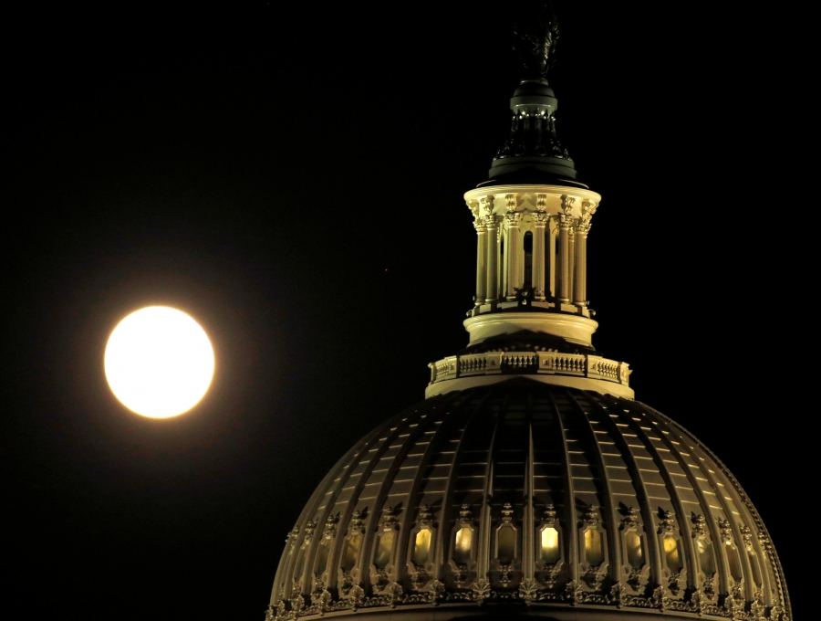ایالات متحده آمریکا، بالا رفتن ابر ماه از گنبد کاخ کنگره آمریکا در واشنگتن دی سی. عکاس: گری کامرون / رویترز