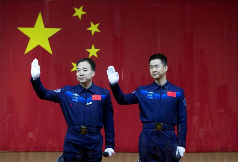 فضانوردان جینگ هایپنگ و چن دونگ در مراسم استقبال رسمی