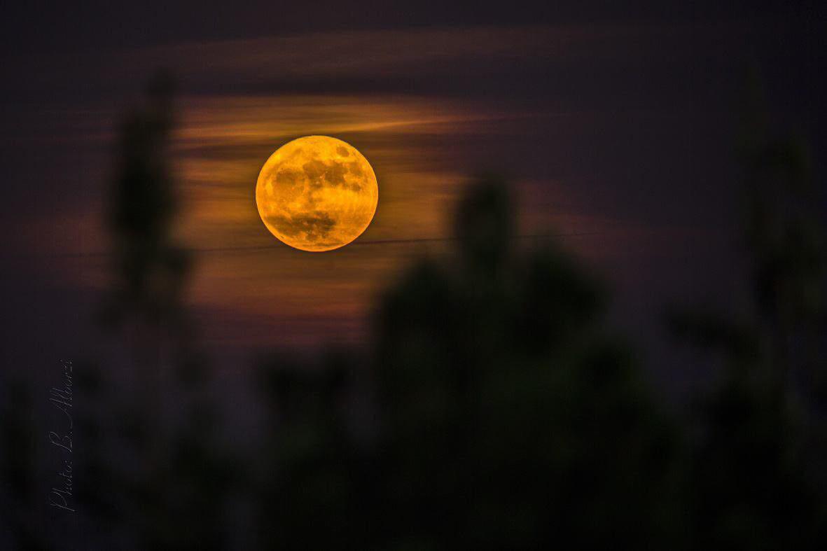 ابر ماه در آسمان غبار گرفته اصفهان. عکاس: بهزاد البرزی / انجمن نجوم آماتوری ایران