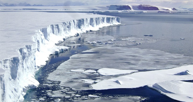 یک کوه یخی عظیم از قطب جنوب در حال جدا شدن است