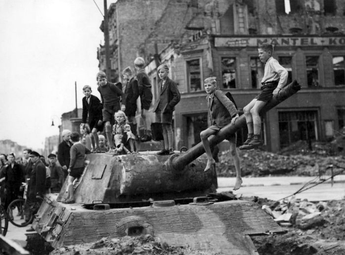 کودکان آلمانی پس از سقوط برلین، اطراف یک تانک بازی می‌کنند، 1945