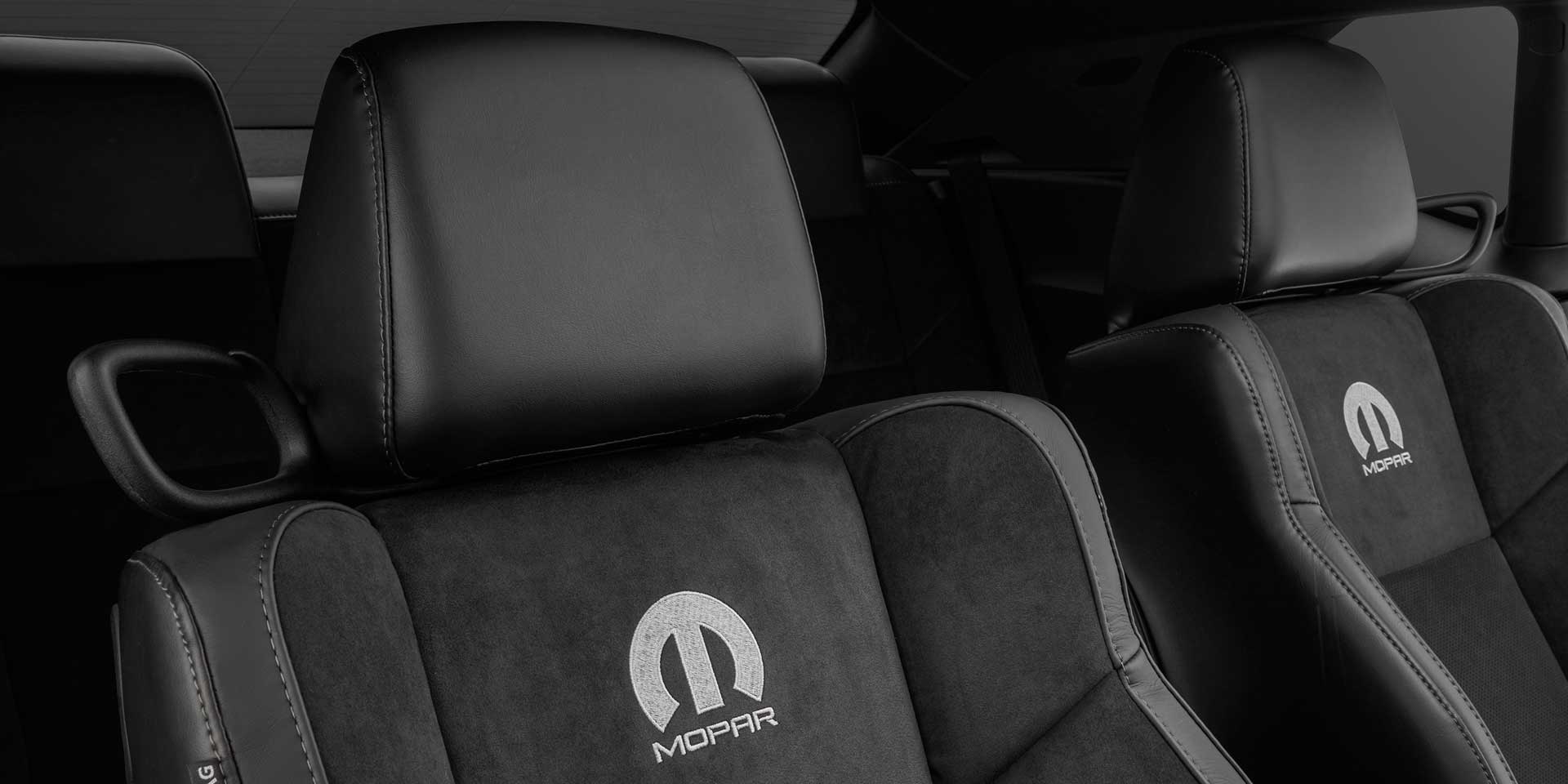 نمایی از صندلیهای دوج موپار چلنجر مدل سال 2017 میلادی