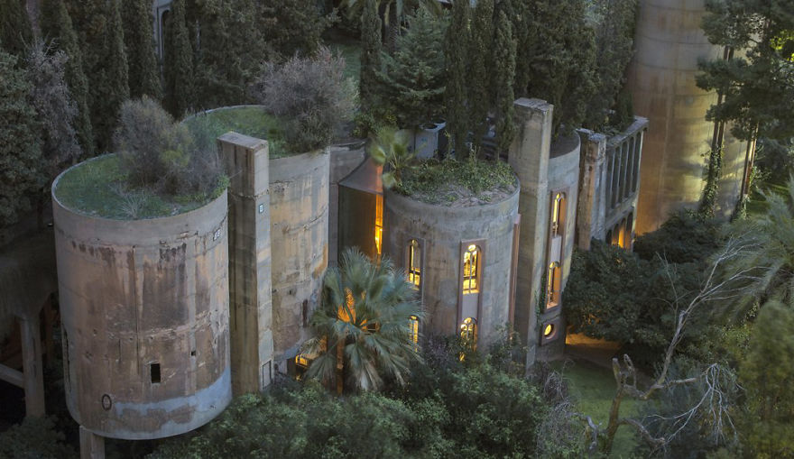 در سال 1973، معمار اسپانیایی Ricardo Bofill یک کارخانه سیمان متعلق به دوران جنگ جهانی اول را در اطراف شهر بارسلونا خرید