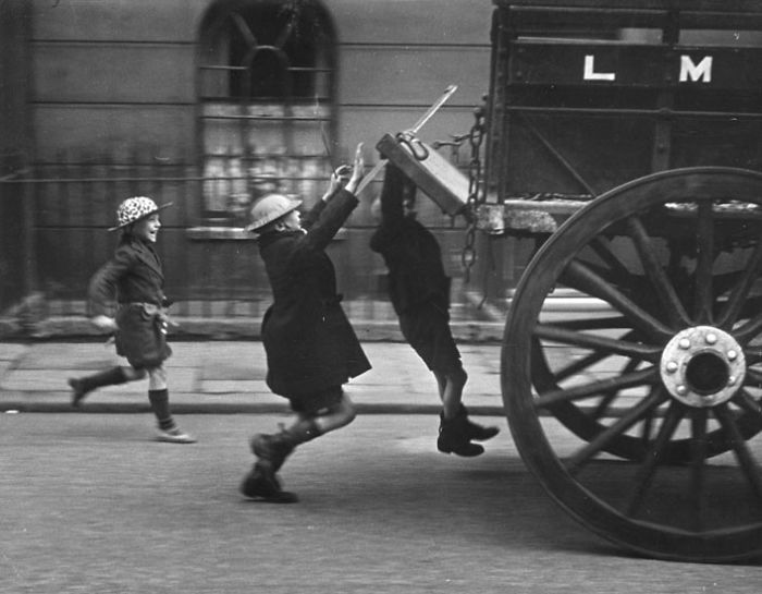 بچه‌هایی که با شادی به دنبال خودرو می‌دوند، لندن، 1941