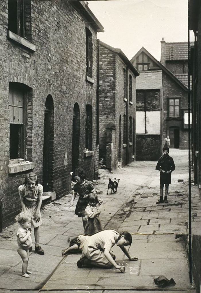 بچه‌ها در محله‌ای فقیرنشین در شهر منچستر در حال بازی هستند، 1946