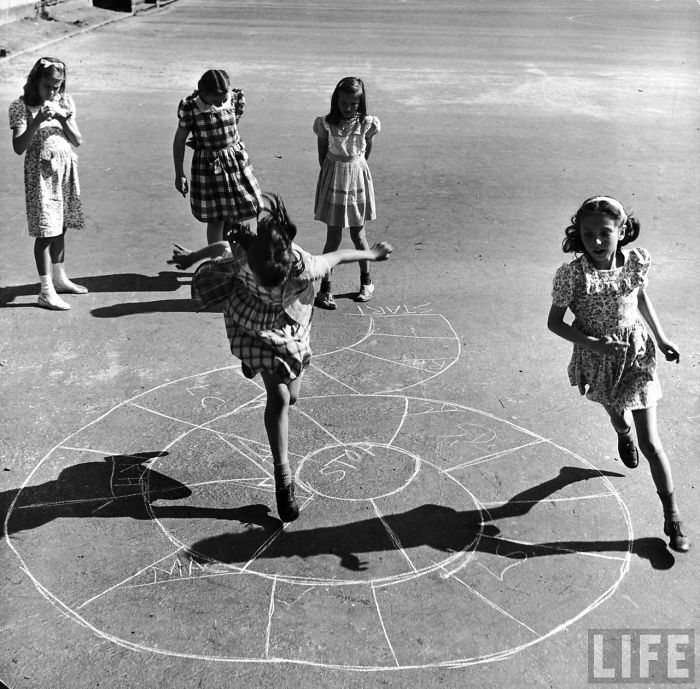 دختران در حال لی لی بازی در خیابانی در نیویورک، 1947