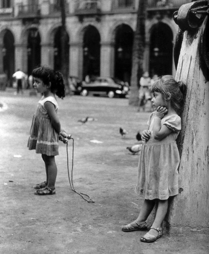 دختران در حال بازی، بارسلونا، 1958