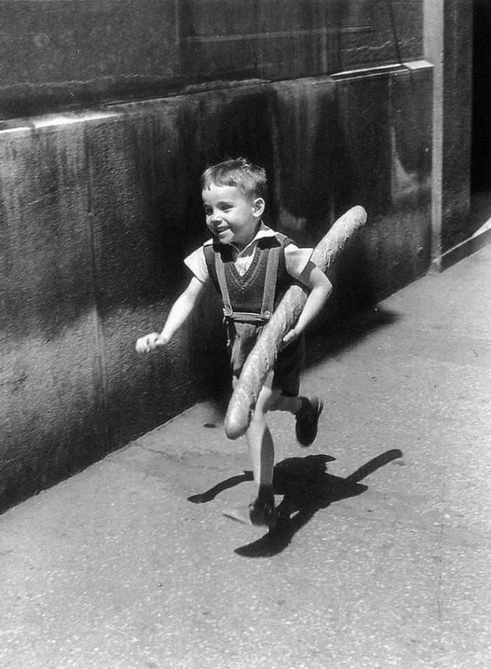 کوچولویی در پاریس با یک نان در دست، 1952