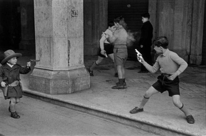 کودکانی که با تفنگهای اسباب‌بازی در رم سرگرم هستند، 1951