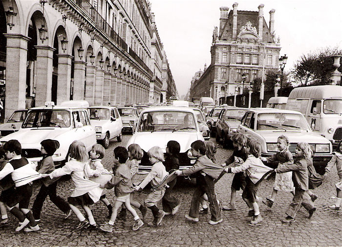 دانش آموزان در حال عبور از خیابان، پاریس، 1978