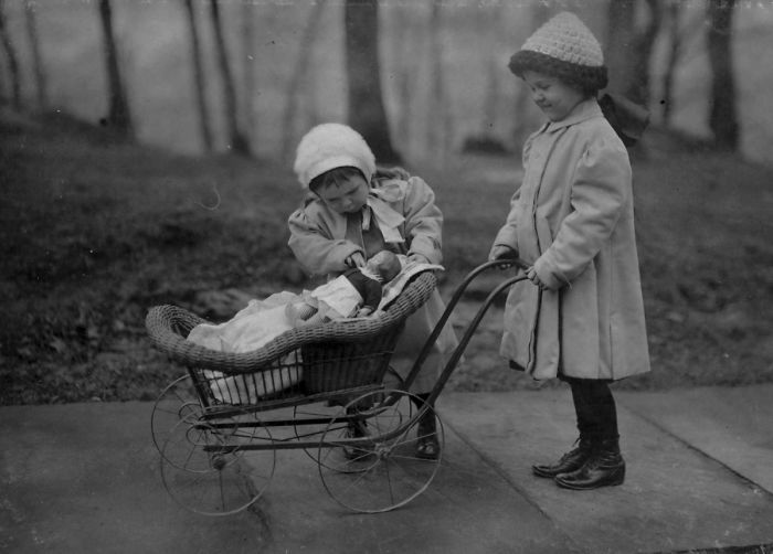 دو دختربچه در حال مراقبت از عروسکشان، نیویورک، 1912