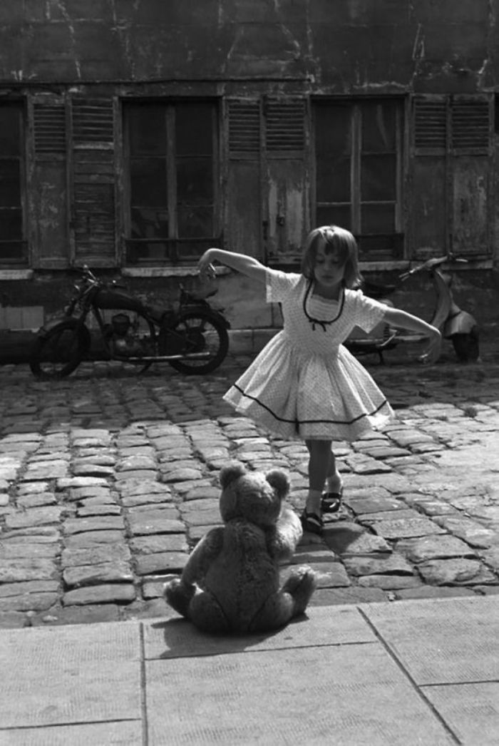 دختری که در کنار خرس عروسکی‌اش می‌رقصد، پاریس، 1961