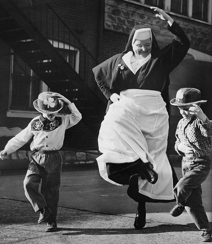 راهبه‌ای در حال رقصیدن با بچه‌ها در روز عید سنت پاتریک، ایرلند، 1964
