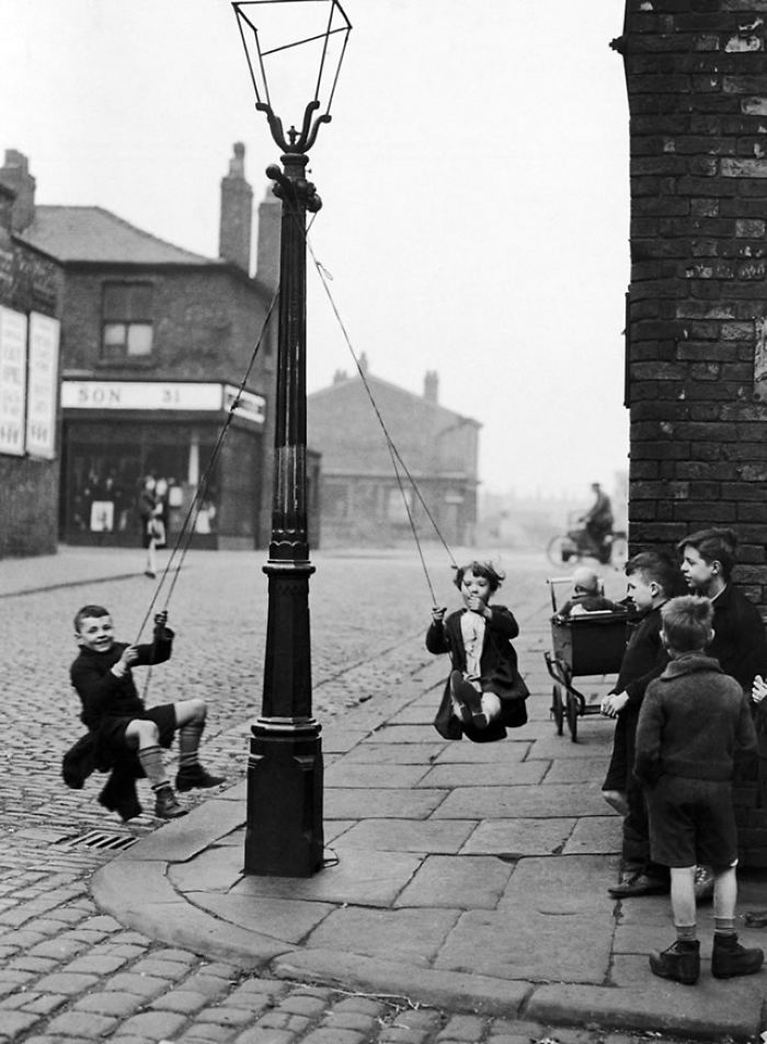 کودکان در خیابانی در شهر منچستر که با طناب و چراغ شهری، سرگرمی خوبی برای خودشان فراهم کرده‌اند، 1946
