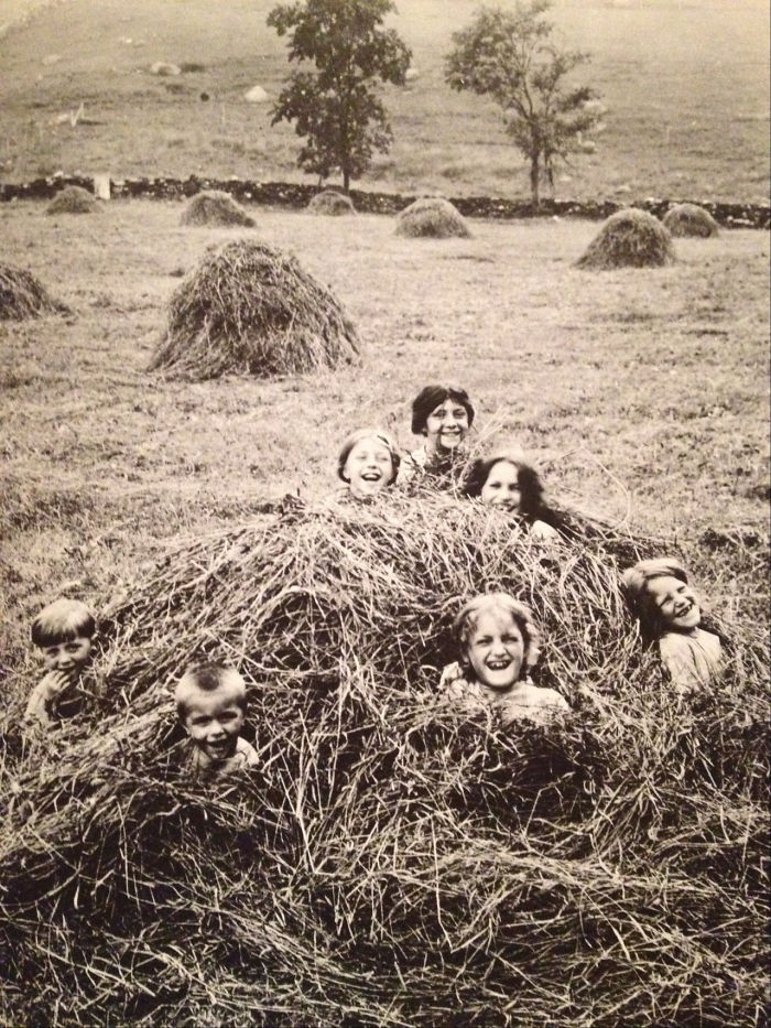 گروهی از بچه‌ها در علف‌ها، ایالت نیویورک، اوایل قرن بیستم