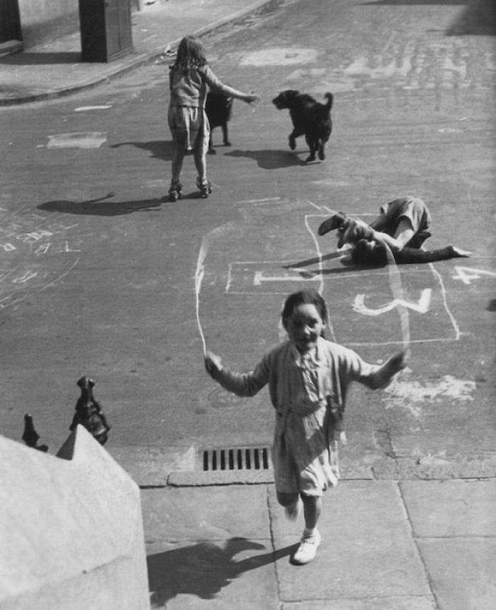 بچه‌ها در حال بازی در منطقه بثنال گرین لندن، 52-1949