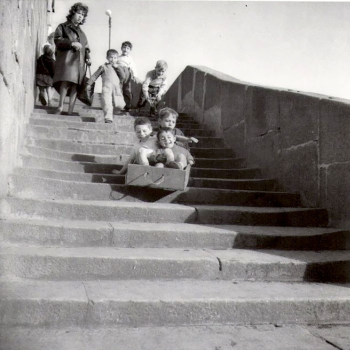 بچه‌هایی که با جعبه در حال پایین آمدن از پله هستند، پورتو