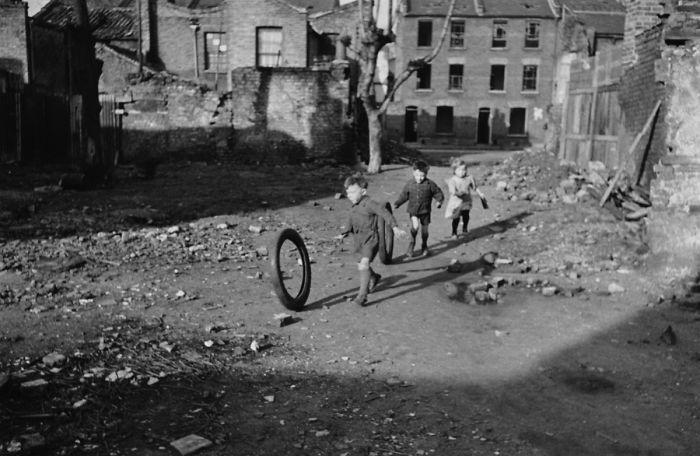 بچه‌ها در حال بازی در محله‌ای بمب زده هستند، شرق لندن، 9 مارس 1946
