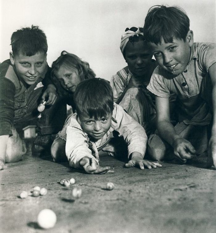 بچه‌ها در حال تیله بازی، میسوری، دهه 1940
