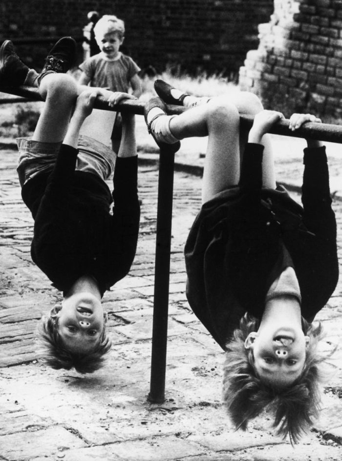 دو کودک که از روی میله آویزان شده‌اند، 1966