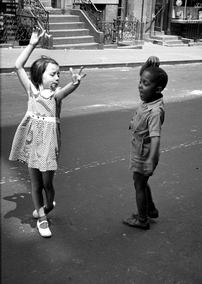 دو کودک در حال رقیصدن در خیابان‌های شهر نیویورک، دهه 1940
