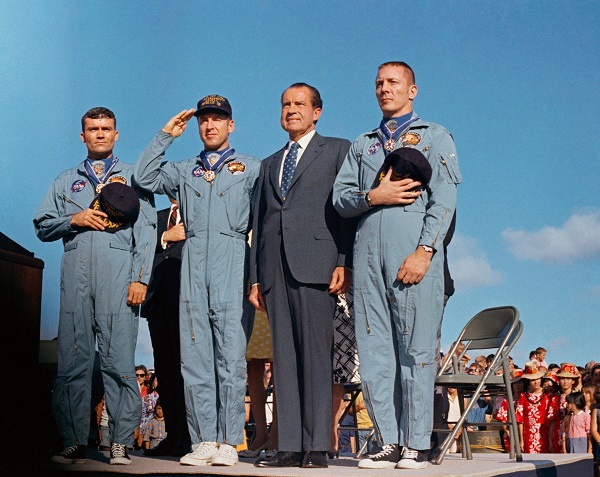 17 آوریل 1970، سه فضانورد مأموریت ناموفق آپولو 13 از دست پرزیدنت ریچارد نیکسون مدال آزادی را دریافت می‌کنند