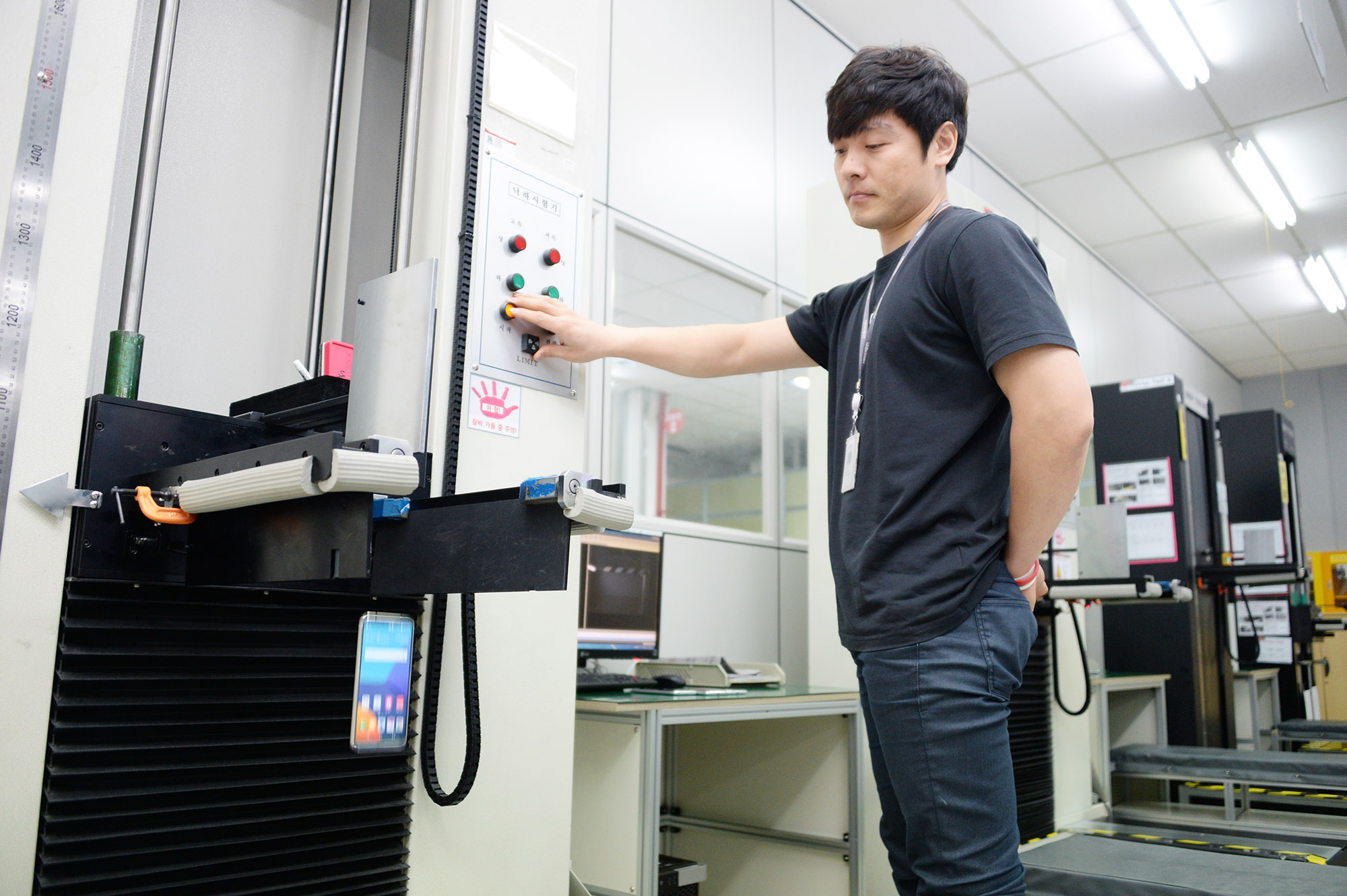 تصاویر و اطلاعاتی جدید از کارخانه باتری سازی شرکت ال جی در کشور کره منتشر شده است و نشان از فرآیندهایی تست کارخانه باتری سازی شرکت ال جی است.