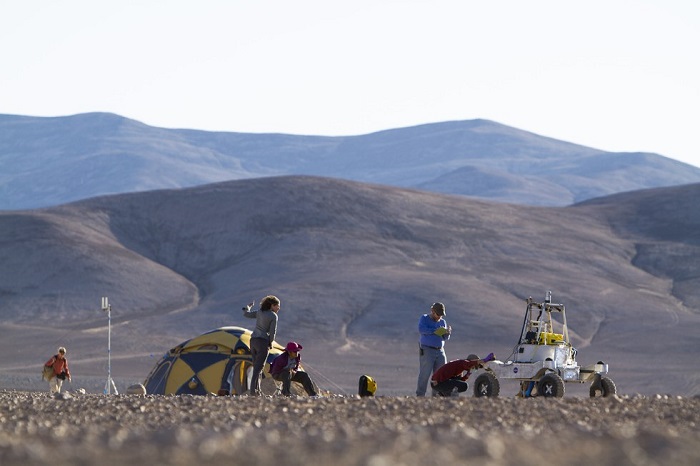 اعضای تیم ARADS در صحرای آتاکاما، در حال آماده‌سازی مریخ‌نورد KREX-2 برای آزمایش.