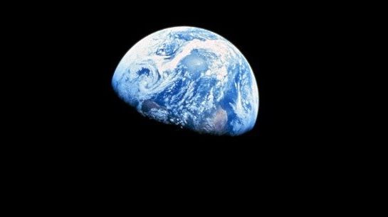 خدمه آپولو 8 نخستین انسان‌هایی بودند که طلوع زمین را مشاهده کردند. این عکس در 24 دسامبر 1968 توسط ویلیام آندرس (یکی از خدمه) گرفته‌شده است.