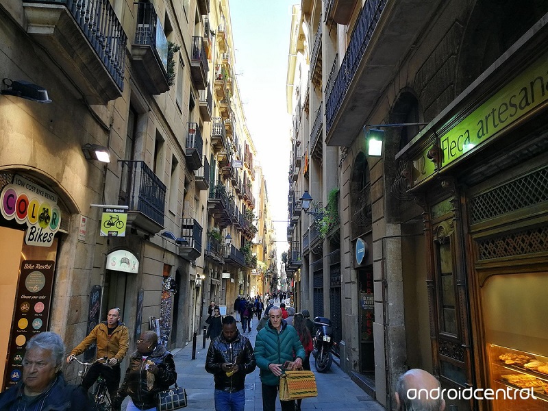 محدوده‌ی دینامیکی بالای دوربین هوآوی پی 10 پلاس برای عکس برداری از خیابان های شهر بارسلونا بسیار مناسب بود.