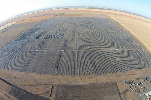 این مجموعه دارای ۳.۴ میلیون پنل خورشیدی و ۱.۱ میلیون باتری ذخیره‌سازی برق خواهد بود و قرار است تا پایان سال در ناحیه ریورلند، استرالیای جنوبی ساخته شود