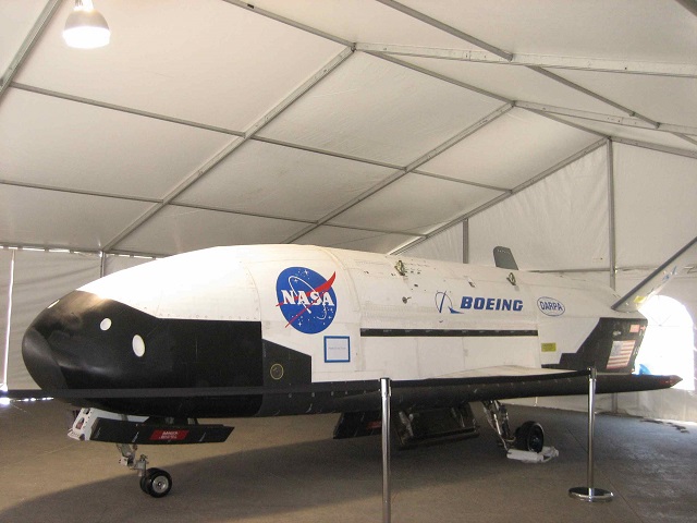 نیروی هوایی آمریکا دارای دو هواپیمای فضایی رباتیک X-37B است که هردوی این هواپیماها توسط شرکت بوئینگ ساخته‌شده است. این هواپیماهای دوقلو تاکنون چهار مأموریت را به انجام رسانده‌اند. نیروی هوایی ایالات متحده اعلام کرده، سه مأموریت نخست OTV که در مجموع ۱۳۶۷ روز را در مدار به سر برده‌اند، تکنولوژی‌های پرواز و فرود با قابلیت استفاده مجدد و بازگشت به جو را با موفقیت پشت سر گذاشته‌اند